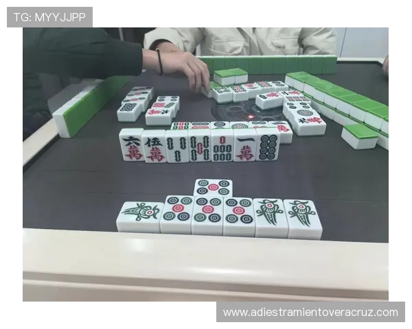 麻将糊了真人版比赛精彩瞬间，感受现场激烈的牌局氛围